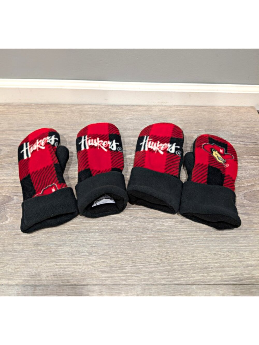 Simple Trends Nebraska Huskers Women's Red/Black Plaid Fleece Mittens One Size